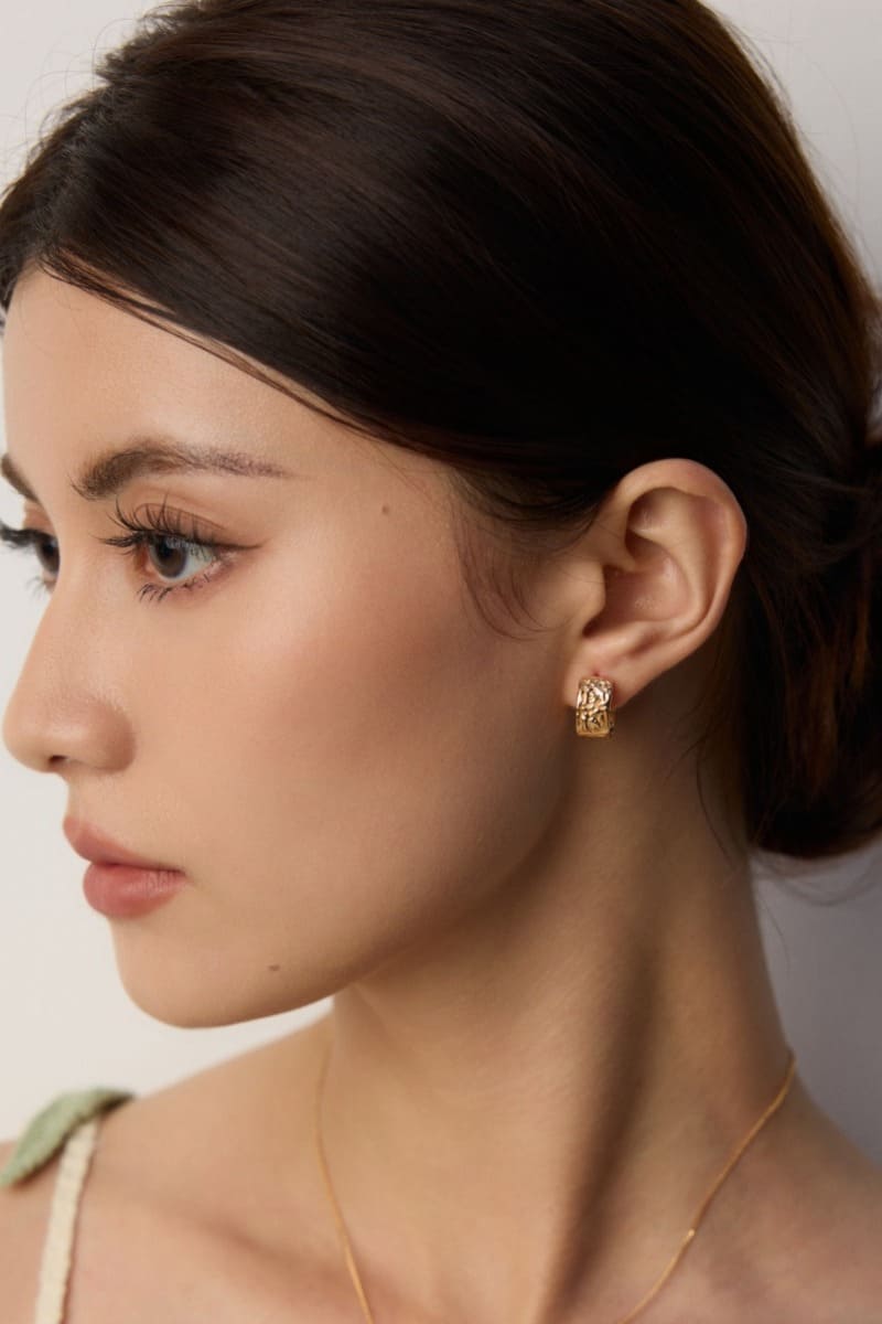 Silver-Hoop-Earrings-Wearing-Effect-3