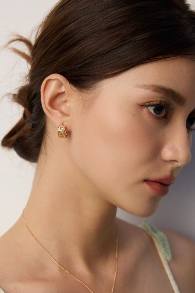 Silver-Hoop-Earrings-Wearing-Effect-4