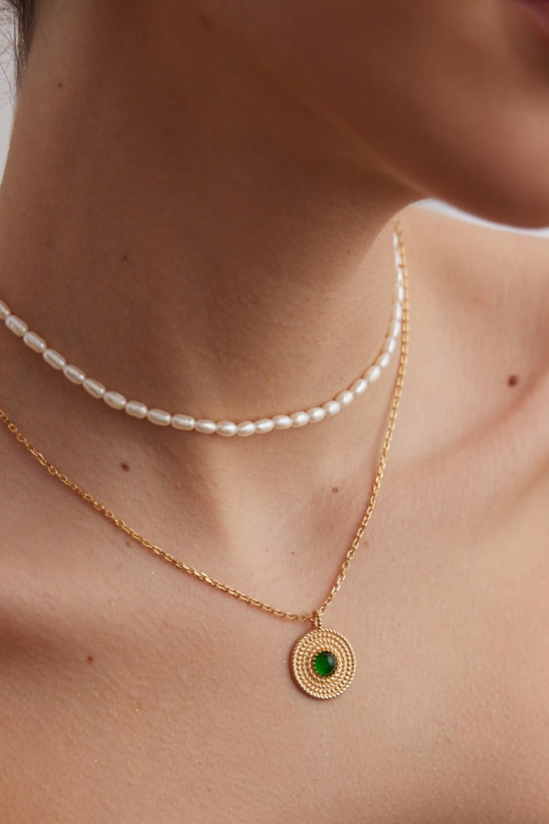 Silver-Jewelry-Set-Necklace-Wearing-Effect
