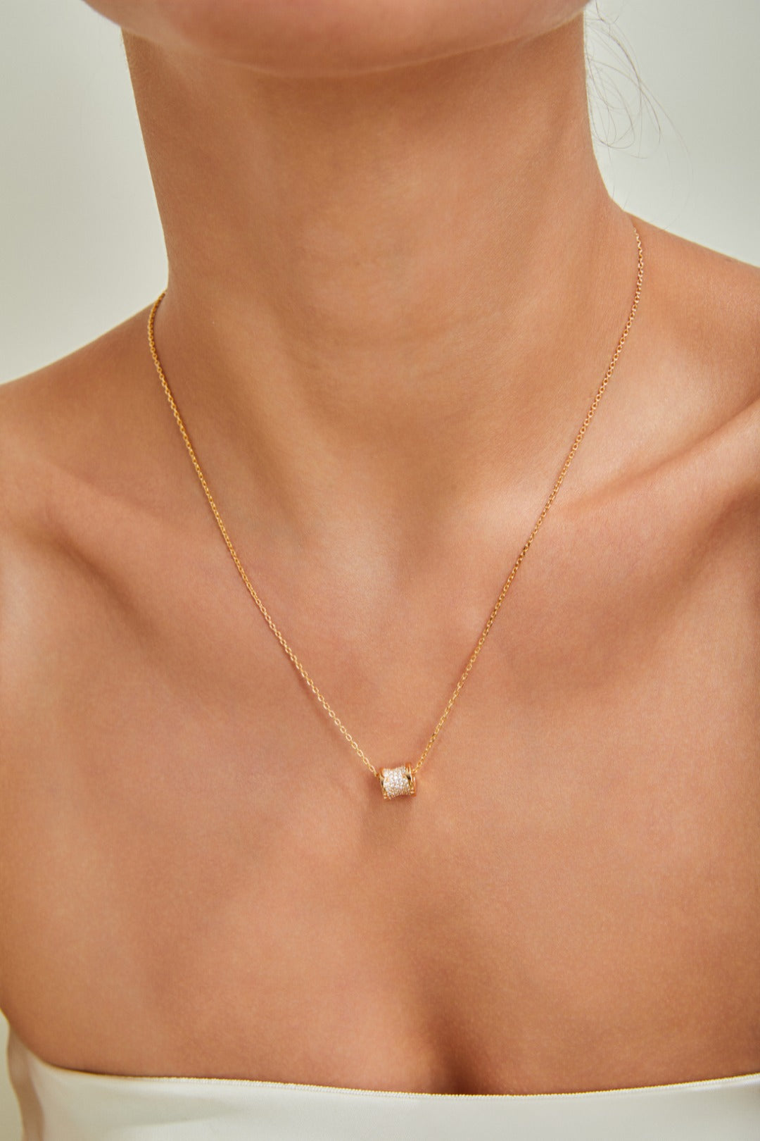 Silver-Necklace-Wearing-Effect