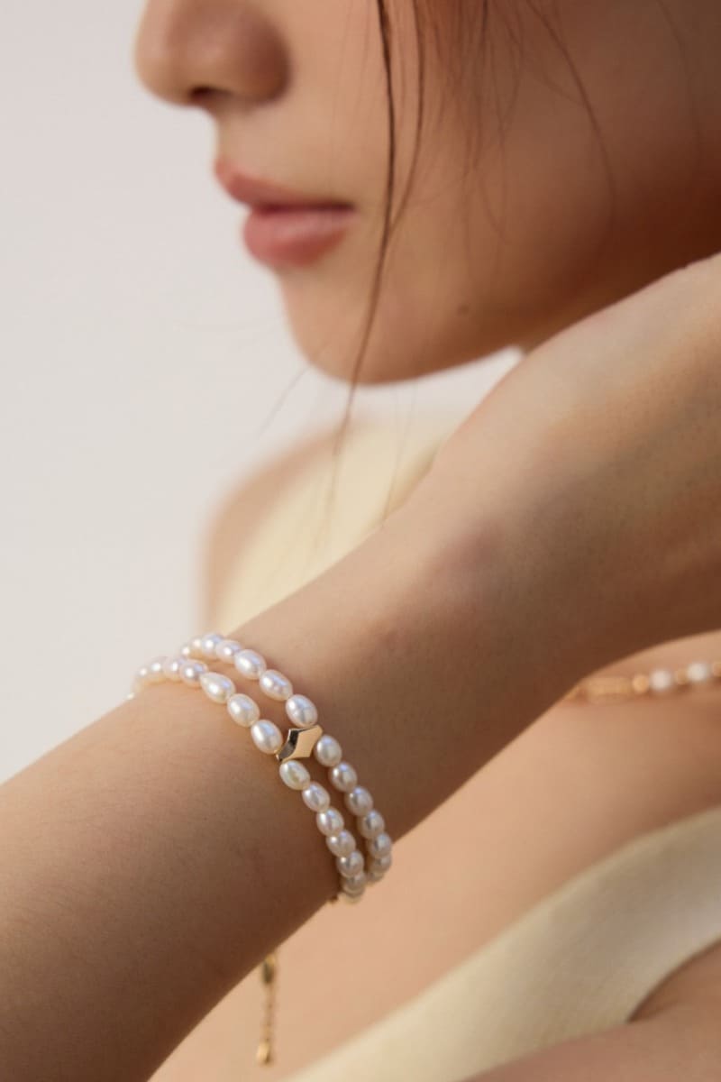Silver-Pearl-Beaded-Bracelets-For-Women