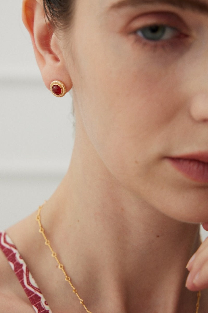 Stud-Earrings-Wearing-Effect-1