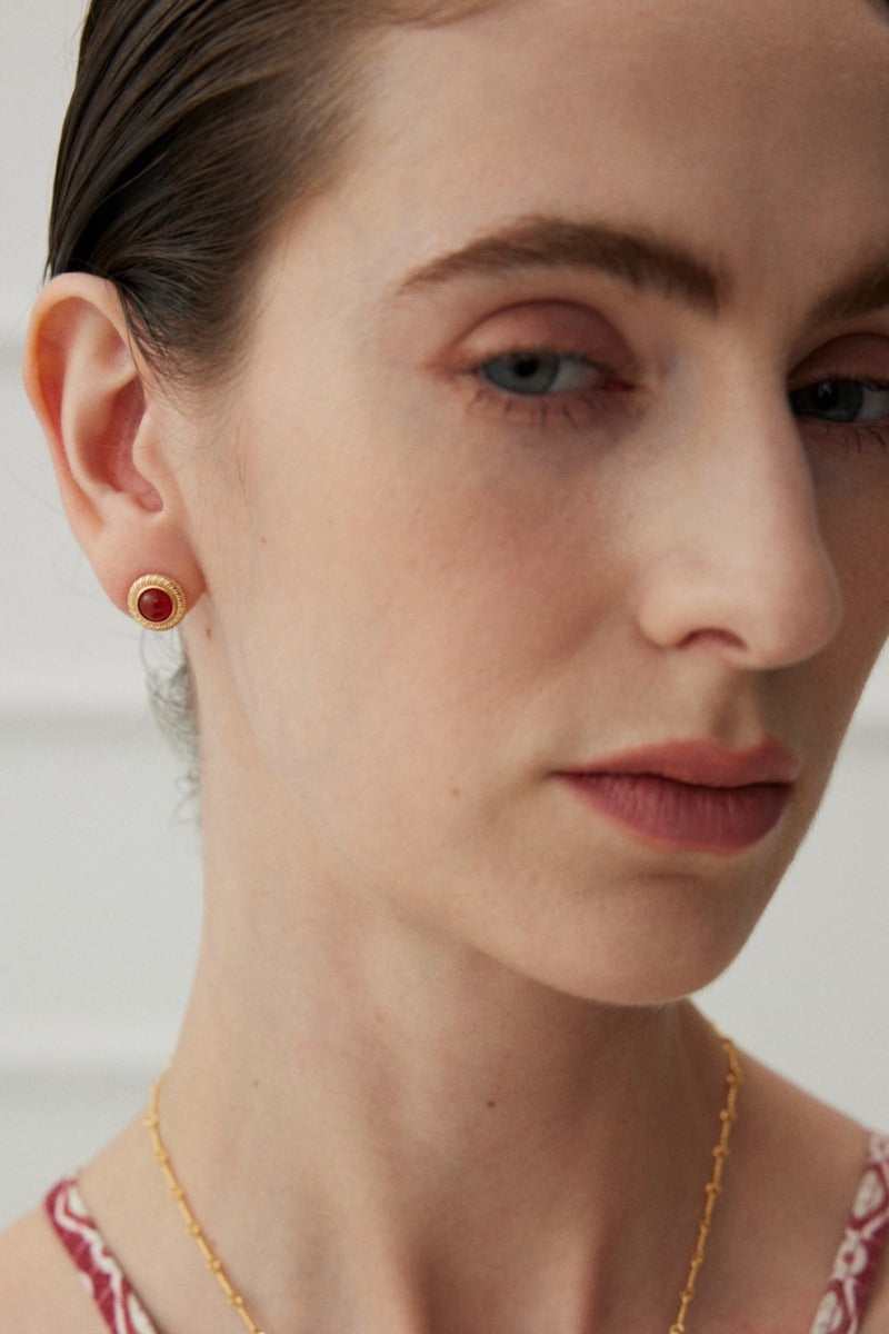Stud-Earrings-Wearing-Effect-2