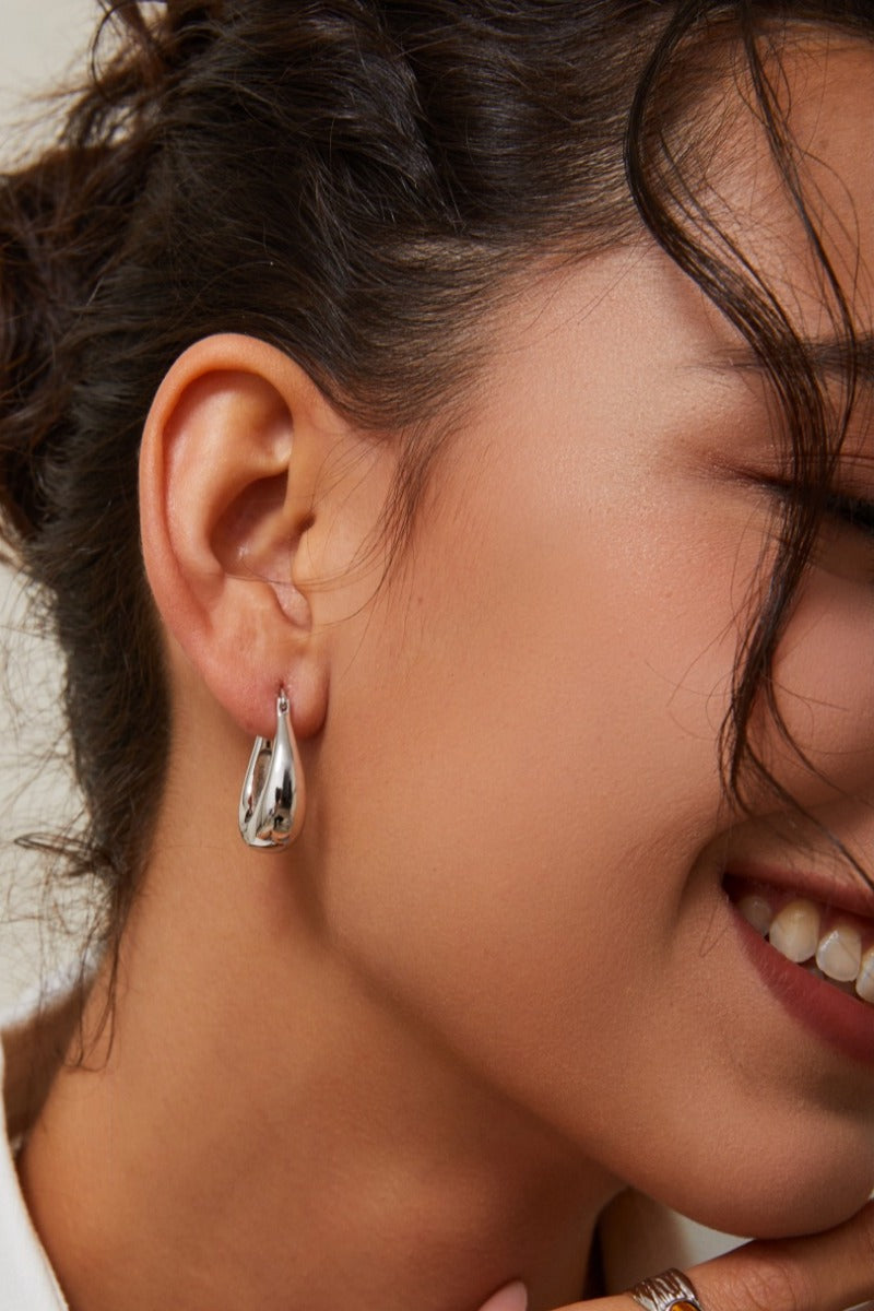 Teardrop-Earrings-Wearing-Effect