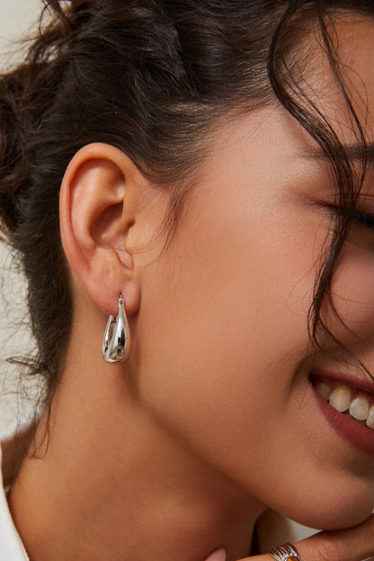 Teardrop-Earrings-Wearing-Effect